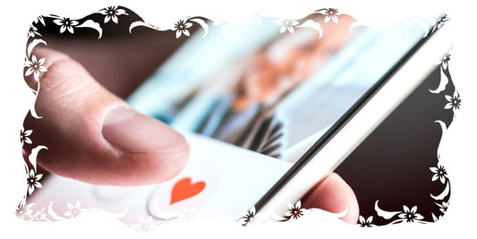WiederNah Magazin: Ein Finger über dem Herz auf einem Profil in einer Dating-App