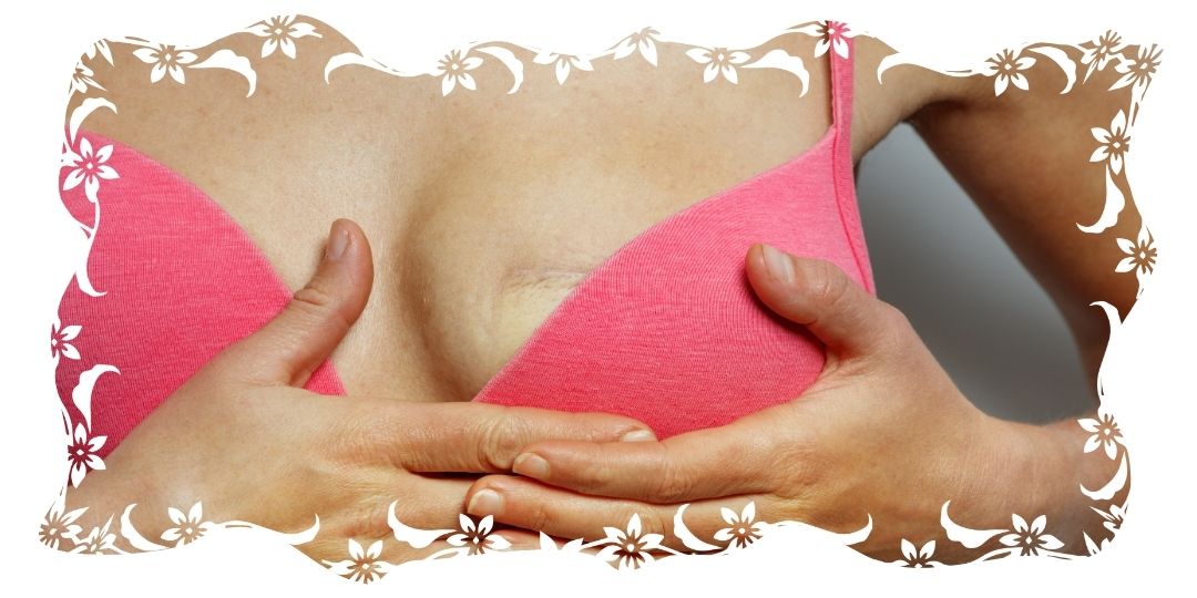 WiederNah Magazin: Eine Frau mit einem pinken BH hält ihre Brüste, auf denen eine große Narbe sichtbar ist