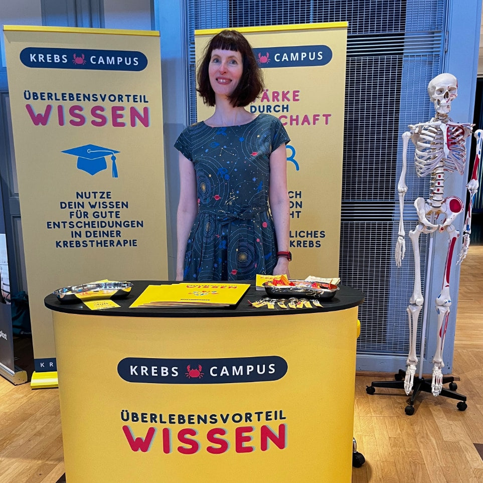 Dr. Babett Baraniec am Informationsstand der von ihr gegründeten Patientenorganisation Krebs Campus